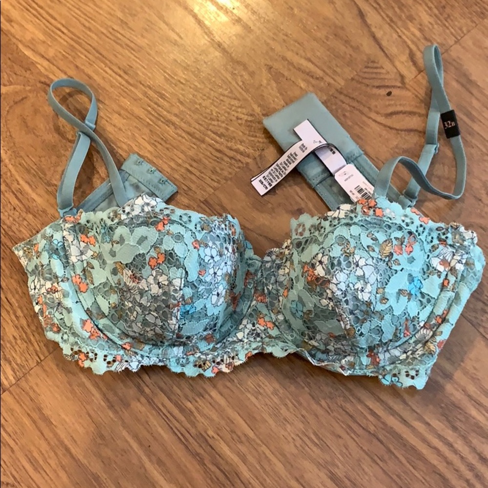 Victoria’s Secret Lace Bra Size 32b NWT!